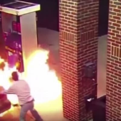 Mies aiheutti tulipalon huoltoasemalla yritettyään tappaa hämähäkin sytyttimellä Detroitin lähellä Yhdysvalloissa. Kuvakaappaus YouTubesta.