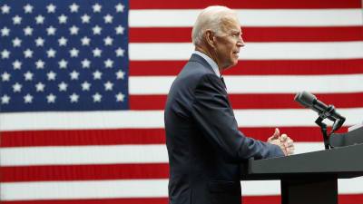 Demokraternas presidentkandidat Joe Biden håller tal framför en väldig amerikansk flagga