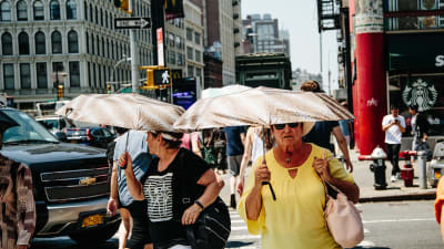 New York-bor skyddar sig mot värmeböljan den 2 juli.