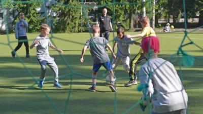 Eleverna i Vårberga skola tränar forboll