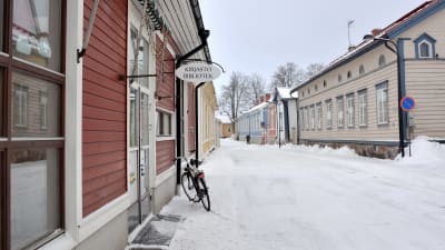 Gatuvy i vintrigt Lovisa. Till vänster i bilden syns ingången till Lovisa huvudbibliotek.
