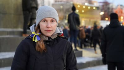 En ung kvinna står på Vasa torg. Det är vinter.
