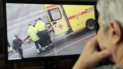 Videobilder av hur den medvetslösa Navalnyj tas till sjukhuset i Omsk med en ambulans, har spridits över hela Ryssland via sociala medier.