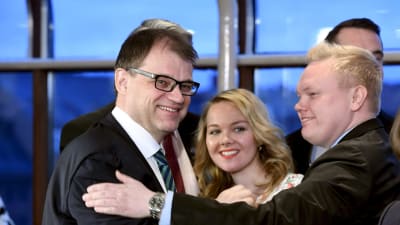 Centerns vice orföranden Antti Kurvinen och Katri Kulmuni gratulerar partiorförande Juha Sipilä efter att resultaten av förhandsrösterna publicerats.