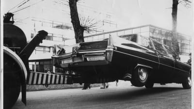 President Kekkonens Cadillac som bogseras bort efter motorstopp i samband med statsbesök 1974