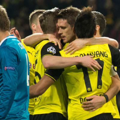 Maalintekijä Sebastian Kehl (kesk.) juhlii Dortmundin 1-1-tasoitusta.