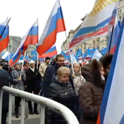Kansallisen yhtenäisyyden päivän marssijoita Moskovan keskustassa.