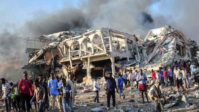 Människor samlades i närheten av Safari Hotel, i centrum av Mogadishu, där en lastbil med sprängmedel ecploderade på lördagen. 
