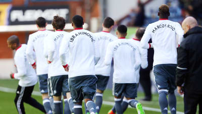 Uniteds spelarna hade Rojos och Ibrahimovic namn på ryggen under uppvärmningen på veckoslutet.