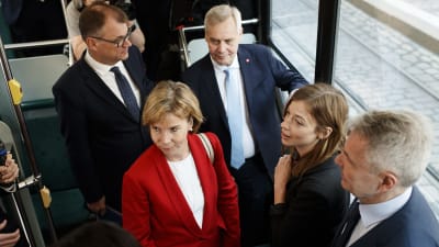 Regeringspartiernas ordförande åker spårvagn till Ode.