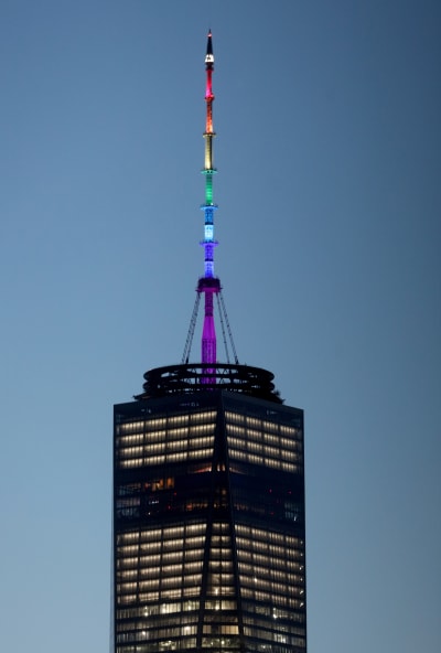One World Trade Center på Manhattan i New York lyser upp sin antenn i regnbågens färger.