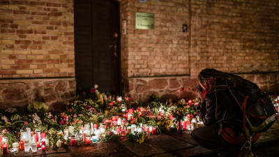 Kransar och levande ljus till minne av offren för attacken mot en synagoga i Halle i Tyskland den 9 oktober 2019.