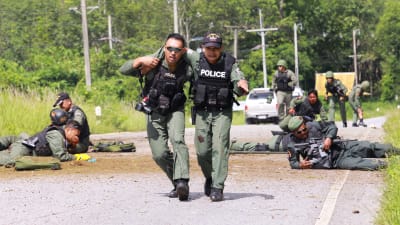 Den 15 år långa konflikten i tre muslimska provinser i södra Thailand har krävt över 7 000 dödsoffer. Rebellerna angriper ofta poliser och soldater så som denna bombattack i Pattani i fjol