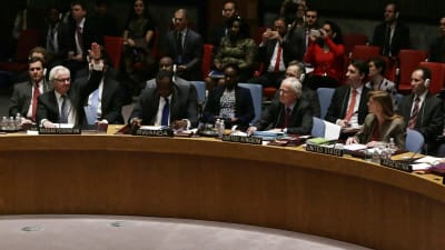 Rysslands FN-ambassadör Vitalij Tjurkin röstar nej till Krimresolution i säkerhetsrådet