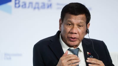 Filippinernas president Rodrigo Duterte på Valdajklubbens möte. Han talar och gestikulerar vid ett tillfälle som ser ut som en paneldebatt. 
