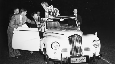Miss Universum Armi Kuusela, Niilo Tarvajärvi ja Armin lahja-auto Kukkaisjuhlassa Töölön pallokentällä (1952).