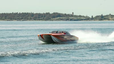 En racerbåt kör till sjöss.