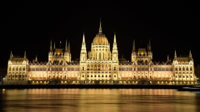 Ungerns parlamentsbyggnad upplyst i kvällsmörkret