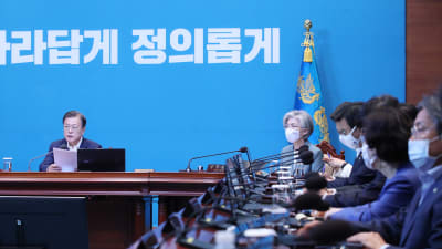 Sydkoreas president Moon Jae-In höll krismöte med regeringen efter att Nordkorea stängde den så kallade "heta linjen" mellan länderna.