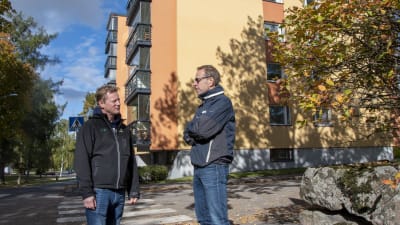 Peter Salminen och Per-Henrik Winquist står på Parkgatan 5 i Lovisa.