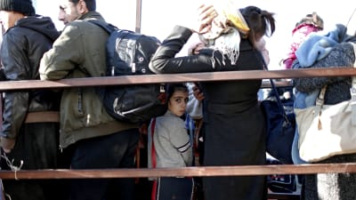 Flyktingar väntar vid gränsen mellan Syrien och Turkiet.