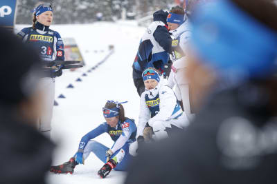 Finlands damer efter stafetten i VM i Planica.