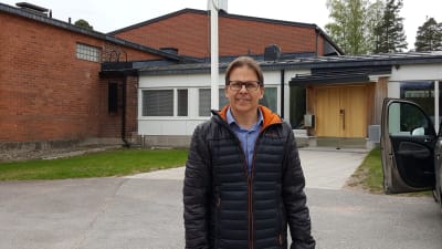 Rektor Antti Jyrkkänen framför Kiilan koulu. 