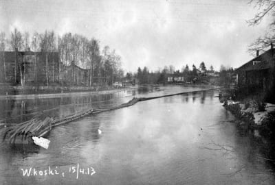 Valkeakoski fors ligger lugn i april 1913.
