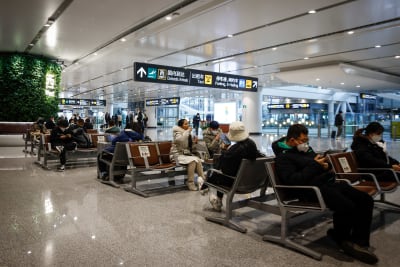 Matkustajia Pekingin lentoasemalla