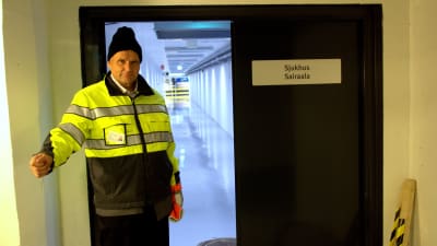 Håkan Knip visar upp källarvåningen på centralsjukhuset.