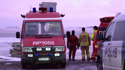 Räddningspådrag på Fjärdskär intill Replotbron.