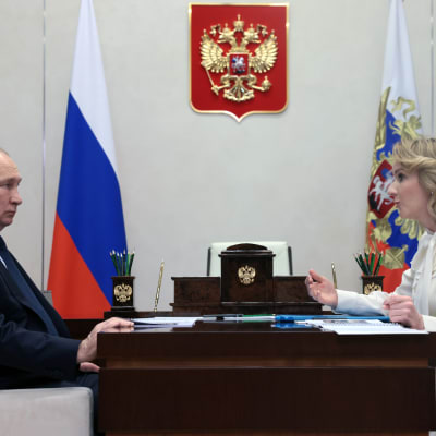 Venäjän presidentti Vladimir Putin tapasi lasten oikeuksista vastaavan komissaarin Maria Lvova-Belovan 16.2.2023.