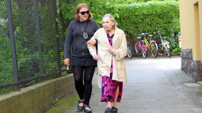 Jenni Klippa tar en promenad med Ragni Enlund