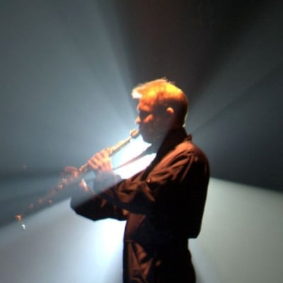 Jukka Perko soittaa saksofonia