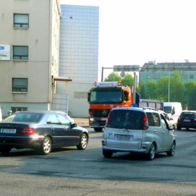 Livlig trafik på Bangårdsgatan i Åbo.