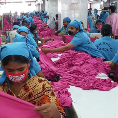 Ompelijoita Bangladeshilaisella tehtaalla.