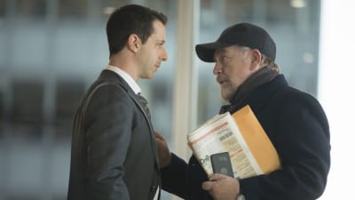 Sonen Kendall Roy och pappa Logan Roy i serien Succession grälar på kontoret.