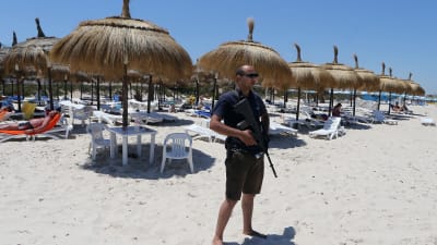 Polis står vakt på stranden i Sousse