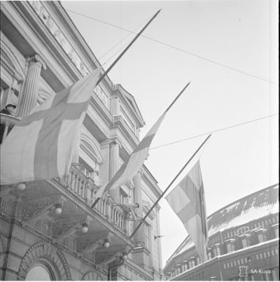 Finlands flagga hissas på Nya Studenthuset 13 mars 1940 för att fira freden.