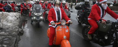 Serbiska motorcyklister utklädda till julgubben kör genom Belgrad den 22 december 2018. Entusiasterna kör i karavan för att hämta gåvor till mindre bemedlade barn. 