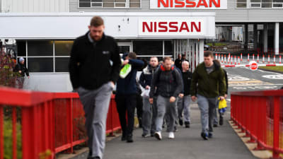 Anställda vandrar ut från Nissans fabrik i Sunderland, Storbritannien.