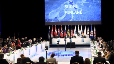Timo Soini håller tal på det Arktiska rådets möte.