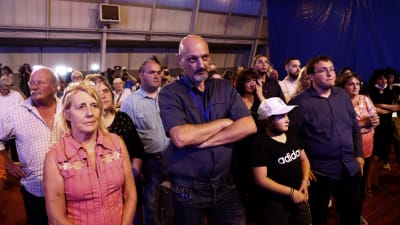 Nationell samlings anhängare ser besvikna ut vid ett tillfälle för en av partiets kandidater i Avignon efter valet.