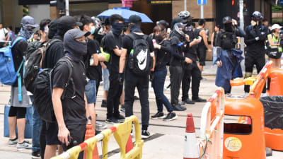 Hongkongs ledning beskyllde lärarförbundet för att sporra skolelever att delta i de antikinesiska demonstrationerna år 2019. Hundratals elever häktades och många åtalades för grova brott.