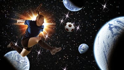 Kvinna som spelar fotboll i rymden (fotokollage).