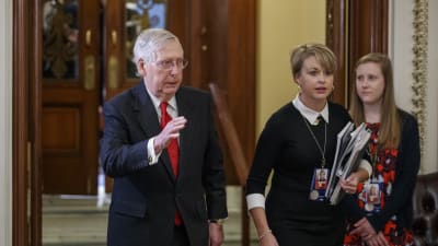 Senatens majoritetsledare Mitch McConnel lämnade senatsgolvet för middag och vinkade nej tack till journalisternas frågor. 