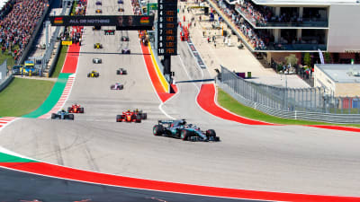 F1-bilar kör på banan i Austin