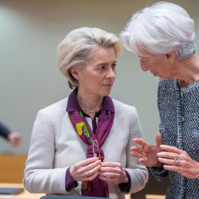 IMF:n Christine Lagarde ja komission puheenjohtaja Ursula von der Leyen keskustelivat eurohuippukokouksessa Brysselissä perjantaina.