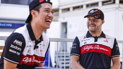 Guanyu Zhou och Valtteri Bottas skrattar. 