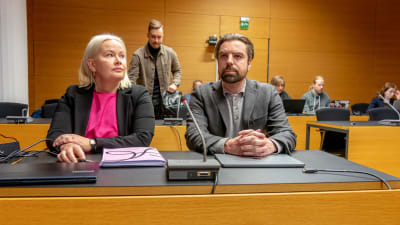 Psykoterapicentret Vastaamos tidigare vd Ville Tapio sitter bredvid en advokat i rättssalen.
